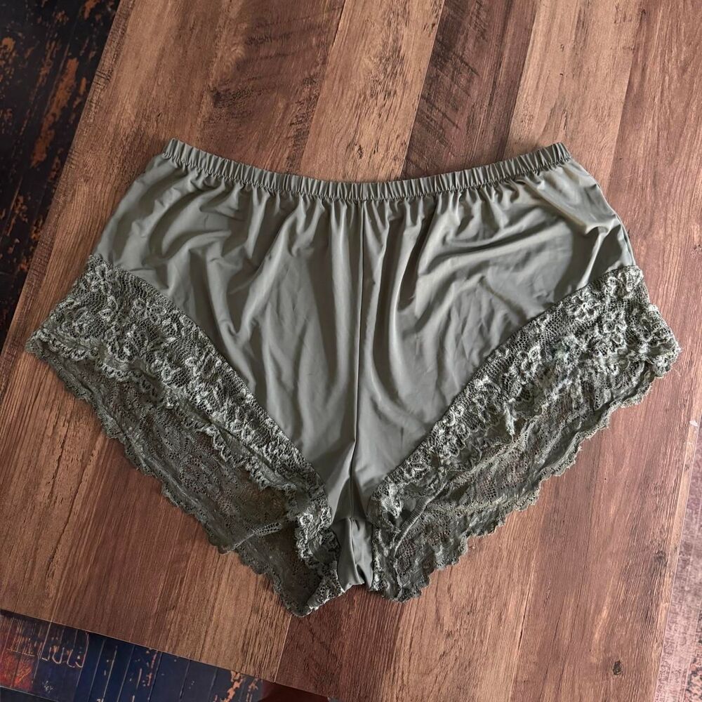 Green elastic shorts with lace trim